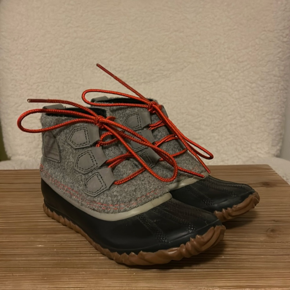 Sorel Lace Up Ankle Boots in Gray Navy Red Sz 5